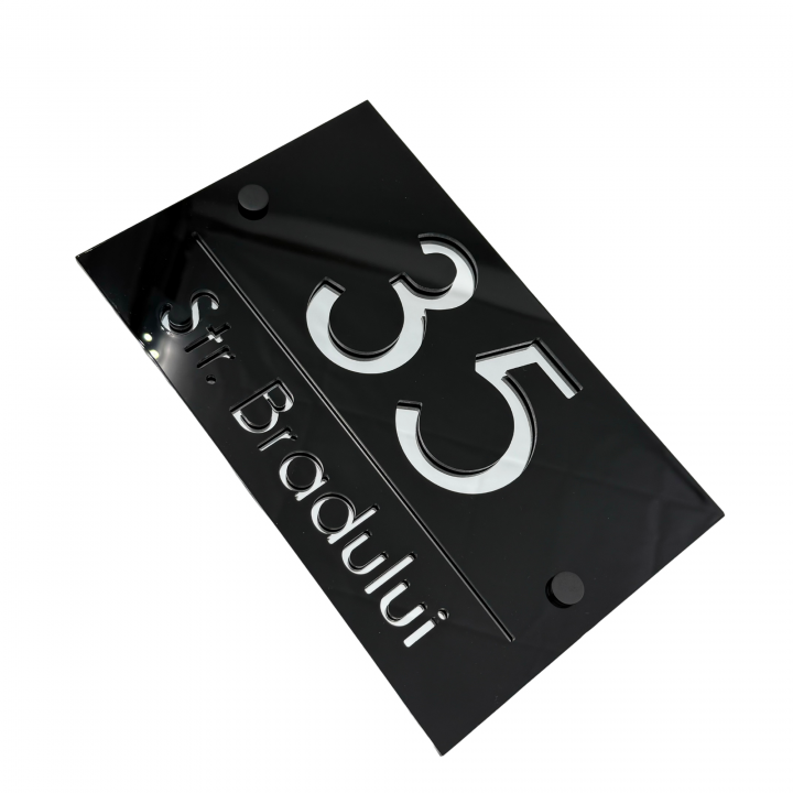 NUMAR CASA PREMIUM - Negru Lucios / Argintiu Oglinda / 2 Distantieri Negrii  - 24x15cm