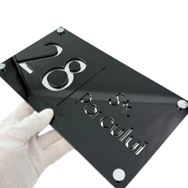 NUMAR CASA PREMIUM - Negru Lucios / Argintiu Oglinda / 4 Distantieri Argintii - 28x15cm