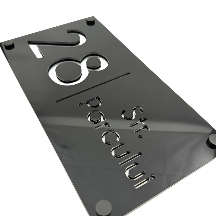 NUMAR CASA PREMIUM - Negru Lucios / Argintiu Oglinda / 4 Distantieri Negrii - 28x15cm