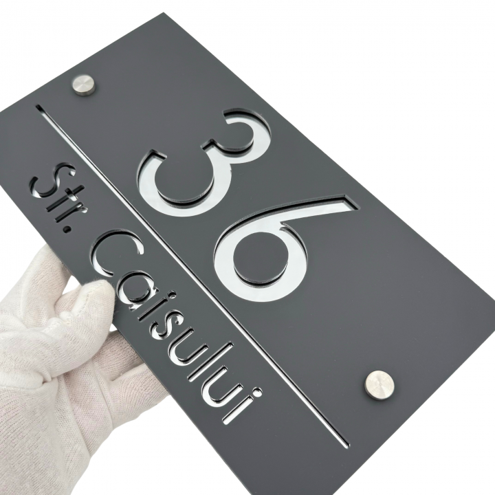 NUMAR CASA PREMIUM - Gri Satinat / Argintiu Oglinda / 2 Distantieri Argintii - 28x15cm