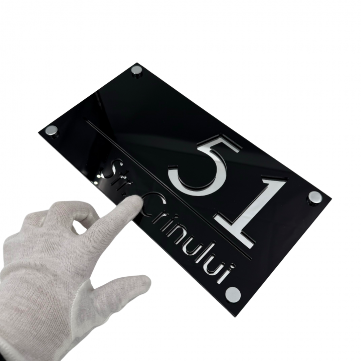 NUMAR CASA PREMIUM - Negru Lucios / Argintiu Oglinda / 4 Distantieri Argintii - 28x15cm