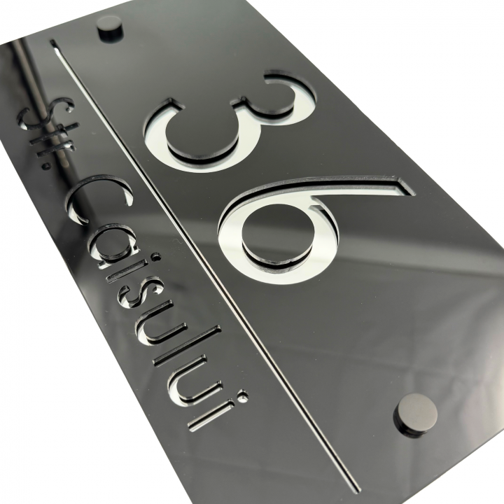 NUMAR CASA PREMIUM - Negru Lucios / Argintiu Oglinda / 2 Distantieri Negrii - 28x15cm